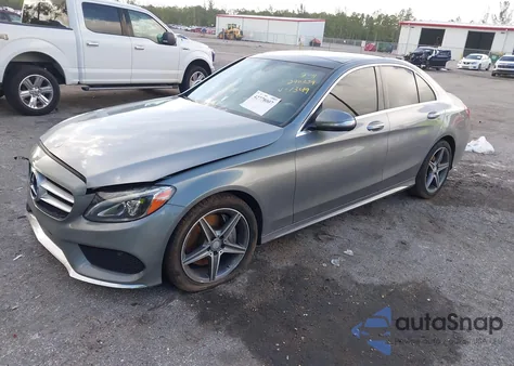2015 Mercedes-Benz C 400 4Matic z USA, uszkodzony, nr VIN 55SWF6GB2FU011349